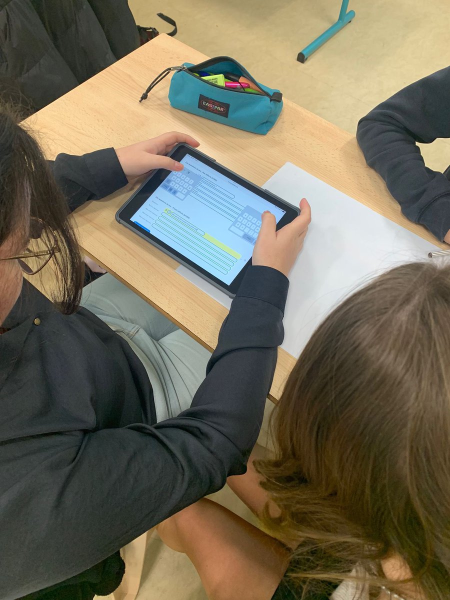 CheCajolinA's tweet photo. Semaine de l’égalité 🚺🚹⚧ n6 au @CollegeBrioux, épisode 4: Les 3èmes de Mme Roussel élaborent les questions pour leur jeu « Who wants to be a billionaire? » pour une activité prévue vendredi matin. La thématique: des femmes importantes à découvrir… en anglais of course! 💜👏 https://t.co/aVKs9hIN5y