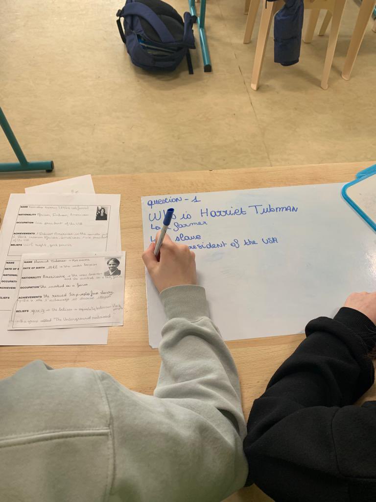 CheCajolinA's tweet photo. Semaine de l’égalité 🚺🚹⚧ n6 au @CollegeBrioux, épisode 4: Les 3èmes de Mme Roussel élaborent les questions pour leur jeu « Who wants to be a billionaire? » pour une activité prévue vendredi matin. La thématique: des femmes importantes à découvrir… en anglais of course! 💜👏 https://t.co/aVKs9hIN5y