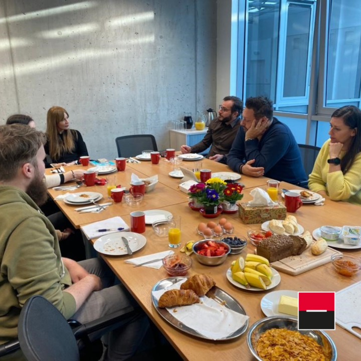 jana_hanusova1's tweet photo. Kdo mě zná, ví, že nikdy nesnídám a spokojím se s litrem kafe. 😃☕ Tyto společné snídaně s kolegy o strategii a inovacích si ale maximálně užívám! 😍
Díky všem za skvělé ráno. 😉
#essox #kolegove #team #teamspirit #inovace https://t.co/C9NCqH2ZXG