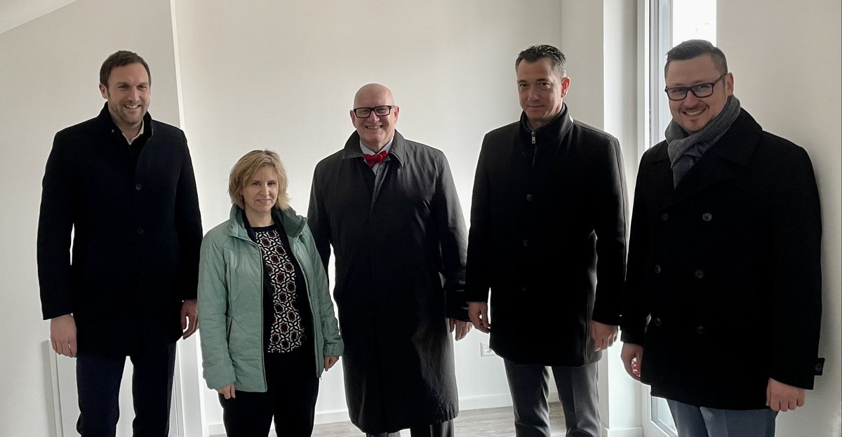 Auf einer Veranstaltung in Bad Kreuznach mit dem <a href="/VdWRW/">VdW Rheinland Westfalen</a> diskutierte <a href="/ATausendpfund/">Axel Tausendpfund</a> (l.) mit Ministerin @katrineder (2.v.l. <a href="/UmweltRLP/">Klimaschutzministerium RLP</a>) über Klimaneutralität im Gebäudebestand. Die Wärme und Energieversorgung in Quartieren spielt dabei eine wichtige Rolle 👉bit.ly/3ZOvSKr