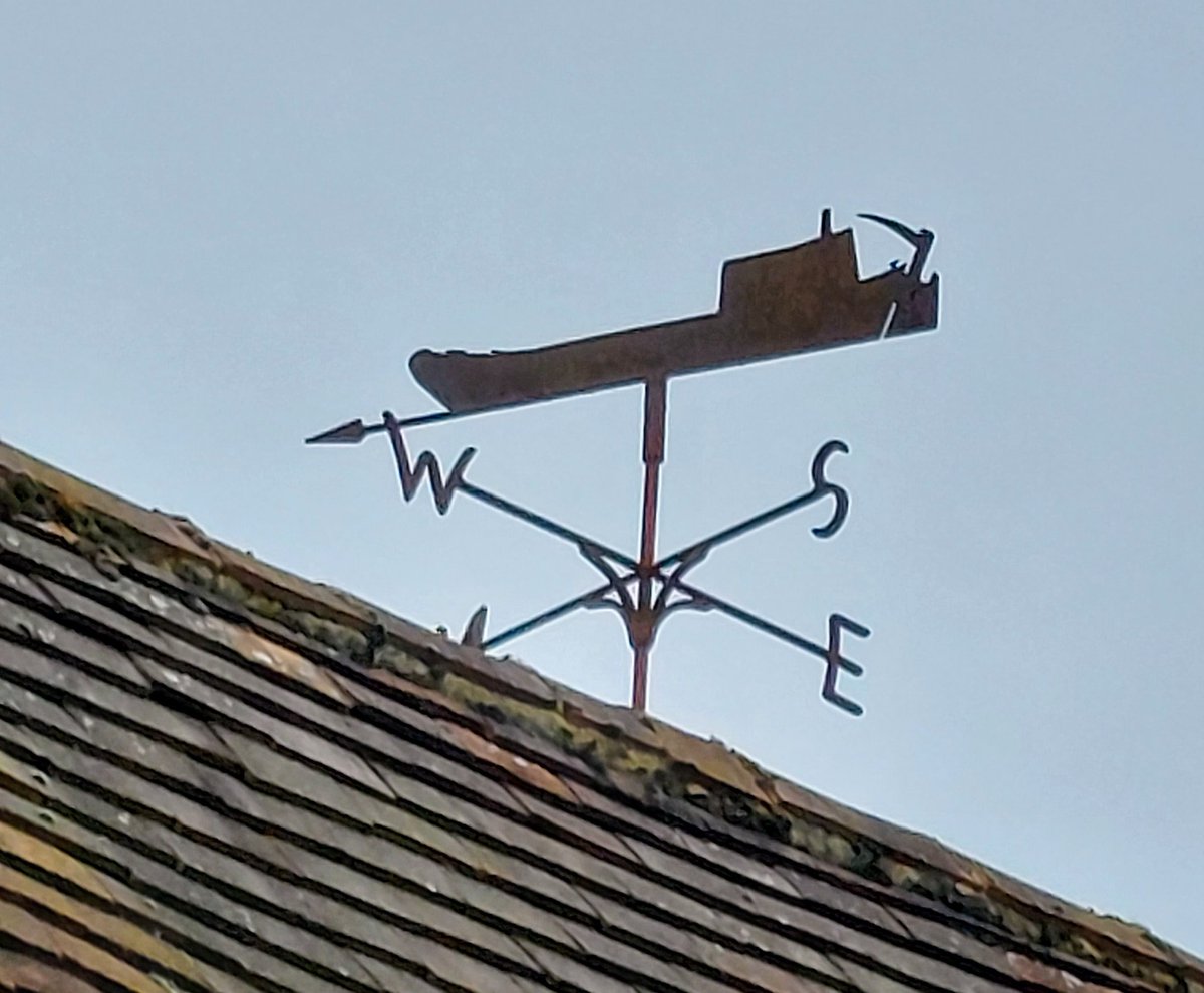 Lots to see when you walk along a canal.  This was spotted at #Aldermaston along the Kennet and Avon canal.
#kennetandavon #canalwalks #walking #weathervane