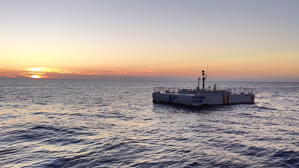 PoliTOnews's tweet photo. Sfruttare le onde del mare per fornire elettricità a #Pantelleria: è lo scopo di #ISWEC, primo dispositivo ad essere collegato direttamente alla rete elettrica di un'isola, sviluppato da @eni insieme al #PoliTo e lo spinoff @WaveforEnergy
➡https://t.co/G4de6ajhFt
#PoliFlash https://t.co/RqEbAbWfTw