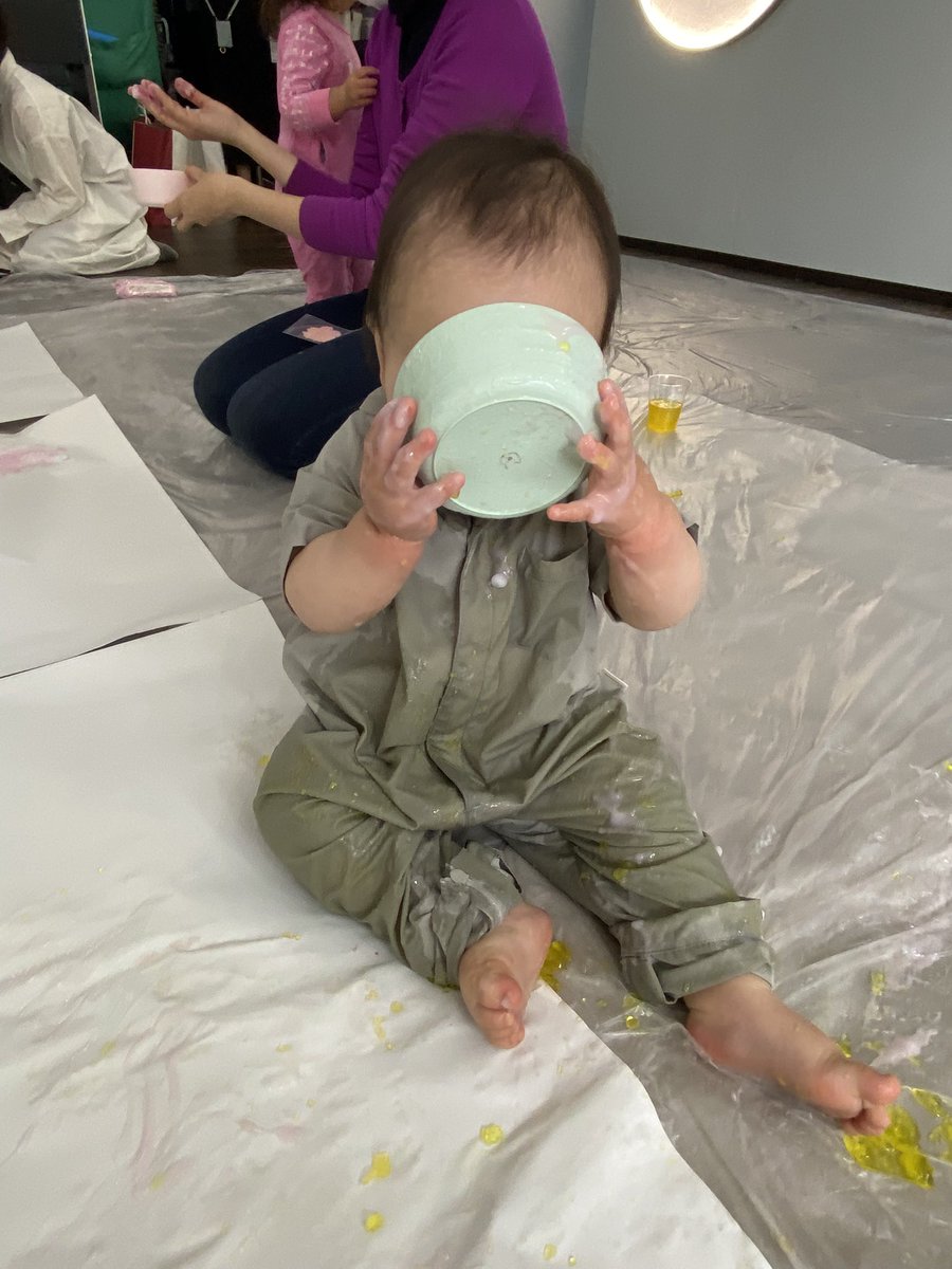 anna_tokushige's tweet photo. 遊びたい放題の「無制限あそび」だけど、米粉絵の具食べ放題だと思っているのかなってくらい食べていました。 https://t.co/hNwyxuLkrU