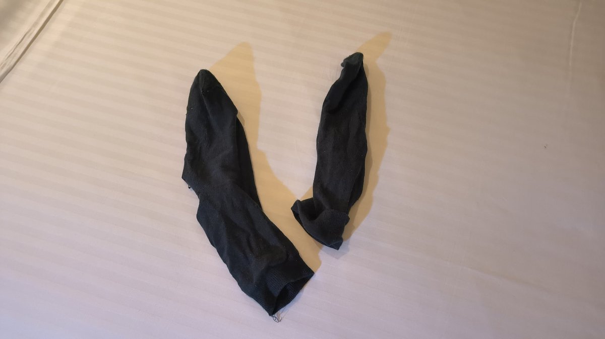 Ricjet's tweet photo. 某两毛二跑完步后的黑袜，其实没啥味但他说自己不太能忍受，直接给我了😳 https://t.co/vF2HyYu2DC