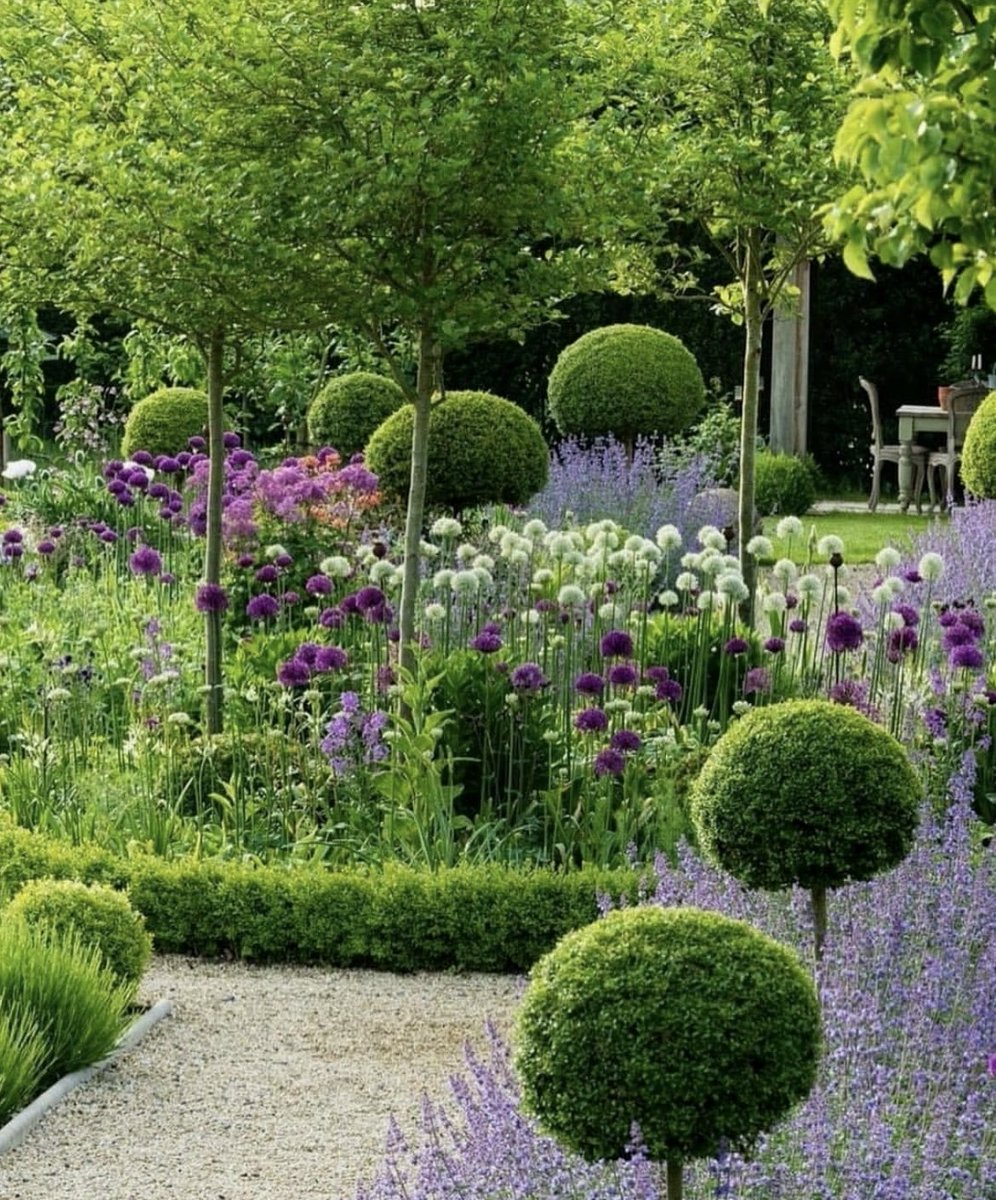 GardenerFliss's tweet image. It’s snowing here 😳so I have come inside to find seek Inspiration for the garden, garden design is so contagious and this garden has really made me think about my next project, I absolutely love the feel of it. #gardensoftwitter #gardendesign #topiary #snowday #plotting ⁦