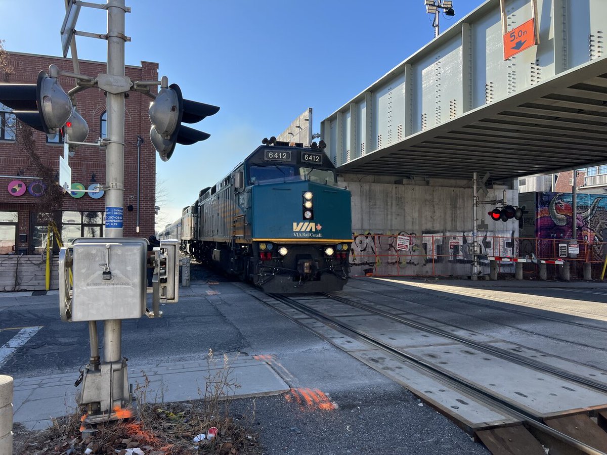 Urban_Toronto's tweet image. The Canadian crosses Wallace Ave at grade in #Toronto's West End. ow.ly/RQUZ50NaM0k #DailyPhoto