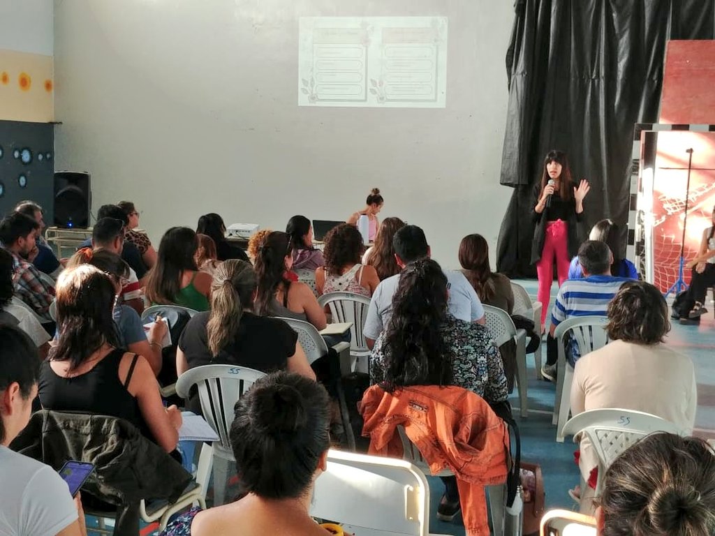 RFlutsch's tweet photo. #TrayectosFormativos
Más de 100 docentes participaron de los espacios de formación y reflexión sobre la práctica de Educación Domiciliaria y Hospitalaria desarrollados en Plottier y Senillosa, a cargo de la dirección general Modalidad EDyH
#MinisterioGobiernoEducación
#CPE https://t.co/qGdYQUmnu8