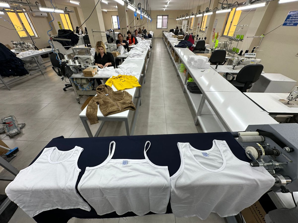 Seyhan Dikimevi’miz, afet bölgesindeki yurttaşlarımızın ihtiyaçlarına yönelik üretimini aralıksız sürdürüyor. 

Bugüne dek Dikimevi’mizde üretilen 
1000’er adet kadın - erkek atlet, 
1000 adet çocuk pijama takımı, 
1000 adet polar patik,
750 adet çocuk pelüş mont,