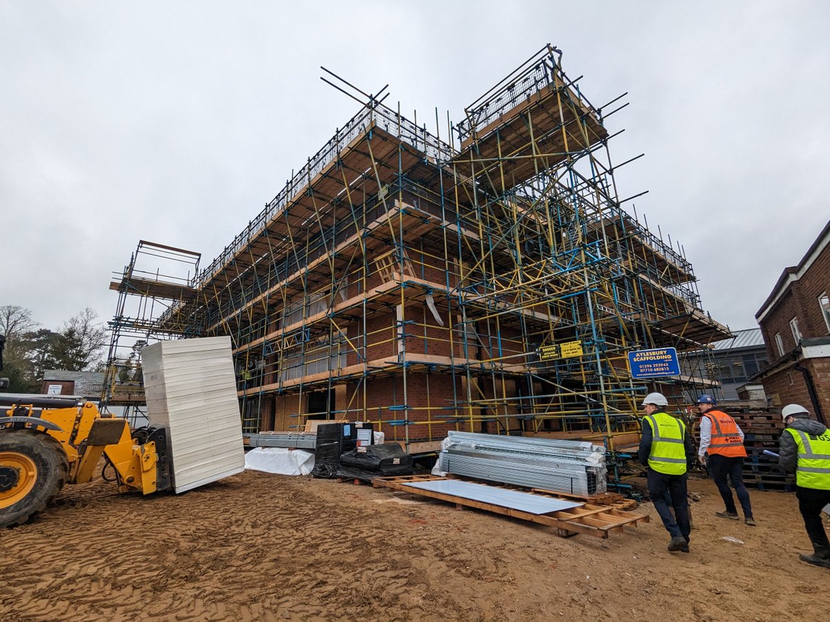 We're delighted to share a progress photo of the expansion of Lord Williams's School in Thame, Oxfordshire!

The team is making great progress on site with the roofing works &amp; curtain walling installations whilst working towards making the new English Block watertight.