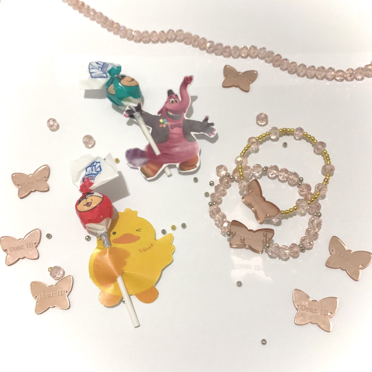 tazkiyaaaaaaaa's tweet photo. FREEBIES FOR 🆔
At B.I ASIA TOUR [L.O.L THE HIDDEN STAGE] in JAKARTA 🎀🌸💙🍭❇️✨
by @tharaa_raa x @tazkiyaaaaaaaa

❇️ LOLIPOP &amp; BRACELET ‘Dear. ID’ ❇️

💙 Limited quantity
💙 First come first get
💙 RT &amp; Like

SEE YOU!🥳🫶
#BI #HANBIN #비아이 #김한빈
#BI_LOLTheHiddenStageinJKT https://t.co/LuiTlJXmT1