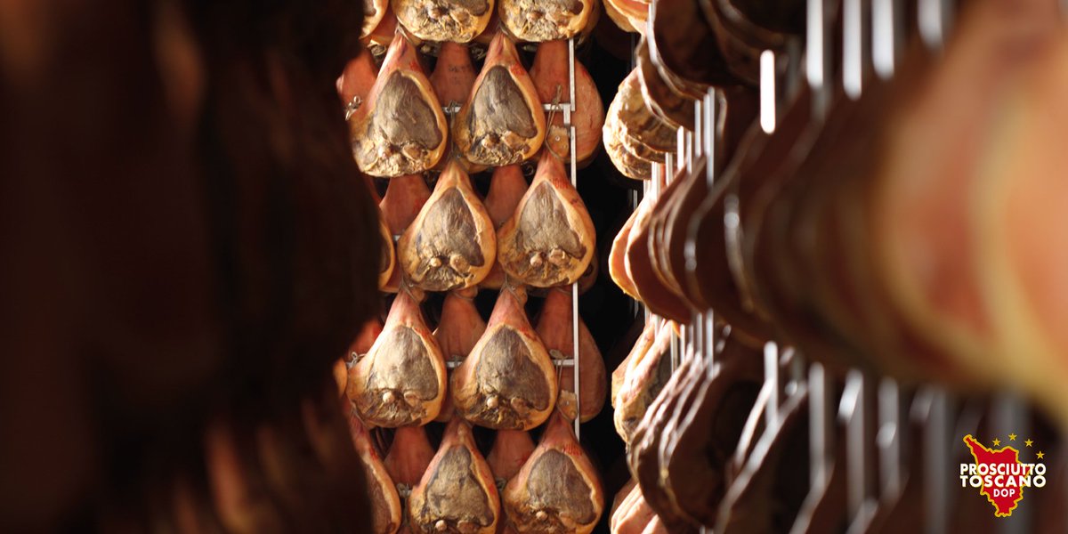 Le sale di stagionatura rivestono un ruolo importantissimo nella produzione del #ProsciuttoToscanoDOP. In questi ambienti i prosciutti maturano lentamente, sviluppando tutti quegli aromi e sapori particolari che rendono unico il Prosciutto Toscano DOP.