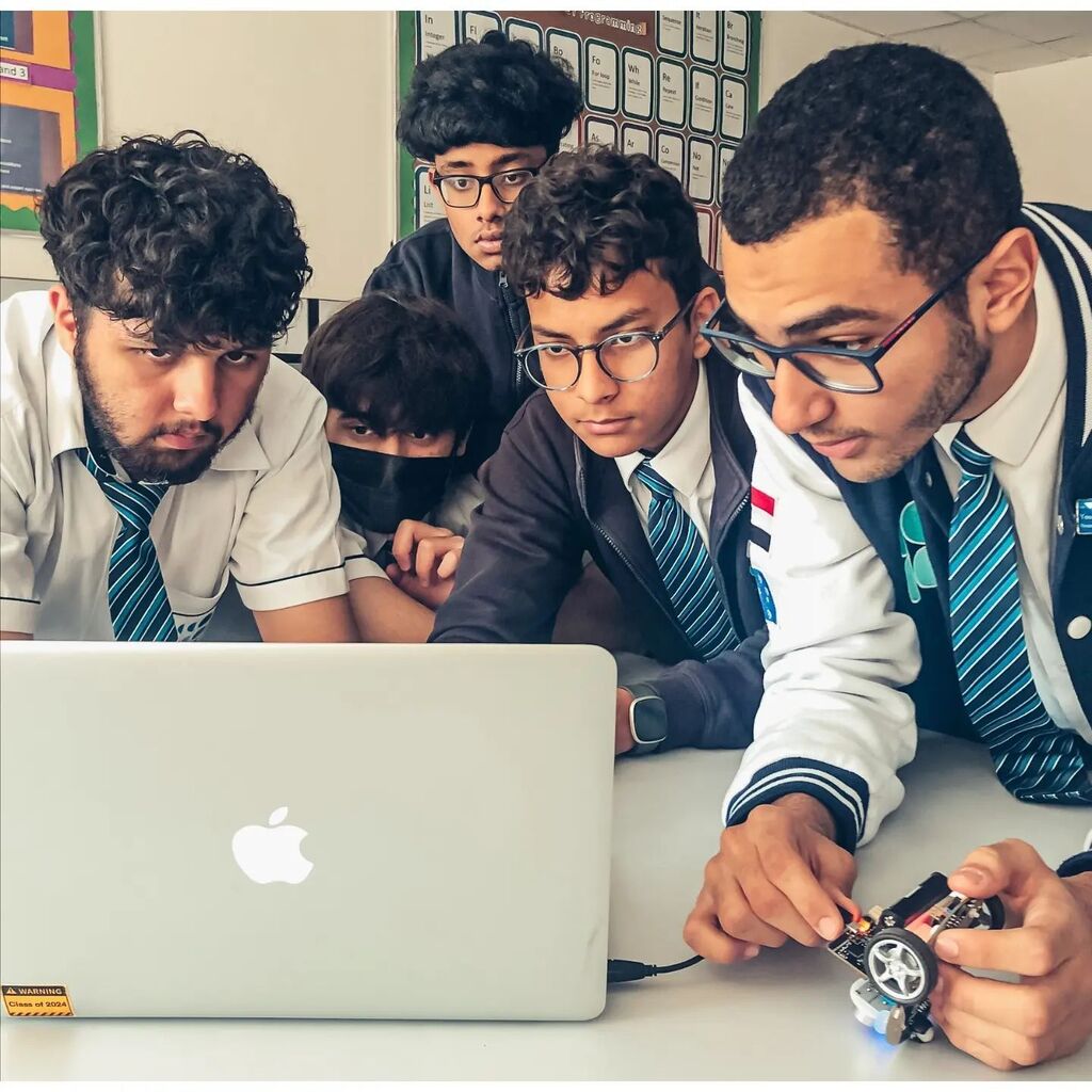 UIS_Design's tweet image. Problem solving through robots! 
Thank you to our University and Careers Counselor Mrs. Menicini and the Dutch University of Applied Sciences for giving grade 10, 11 and 12 students a chance to collaborate, take controlled risks, show resilience and achieve a workable soluti…