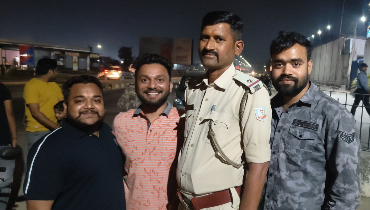 rishav_ranjan18's tweet photo. सरायकेला पुलिस के प्रबल प्रयास से आज एक युवती की जान बचाई गई। Traffic ASI प्रमोद कुमार सिंह जी ने डोबो ब्रिज से एक परेशान युवती को कूदने से बचाया।

मौके पर आशीष पांडे, चंदन दुबे, अमरेंद्र सिंह, जितेंद्र पासवान, और पंकज चौधरी मौजूद थे।

Prompt Policing के लिए बधाई @SaraikelaPolice https://t.co/KzFpffalvV