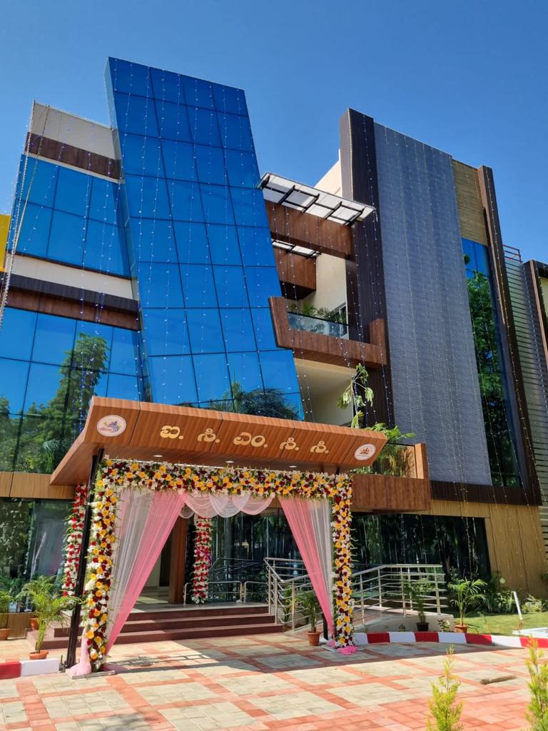 SmartCities_HUA's tweet photo. These projects include Trauma Care Centre, MG Stadium, City Central Library, Vending Zones, Amanikerr Lake, ICMCC, Smart Roads. (2/2)
#SmartCitiesMission #TumakuruSmartCity #Innaugration #NewProjects #ICMCC #SmartRoads https://t.co/NYOFF7I9L0