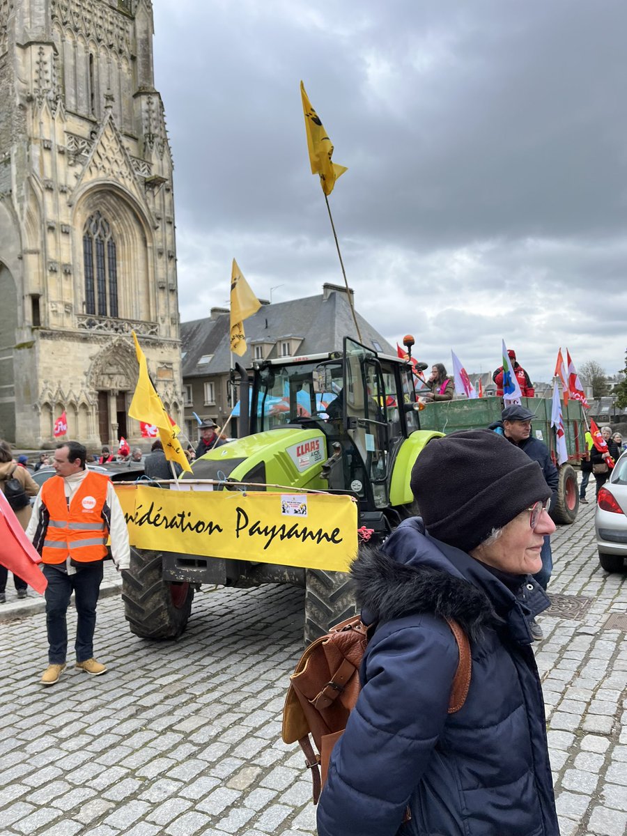 GuillaumeHache's tweet photo. On le répète inlassablement : c’est #NonALaReformeDesRetraites !
Les paysans sont avec nous ! https://t.co/0Jz1pPIm8P