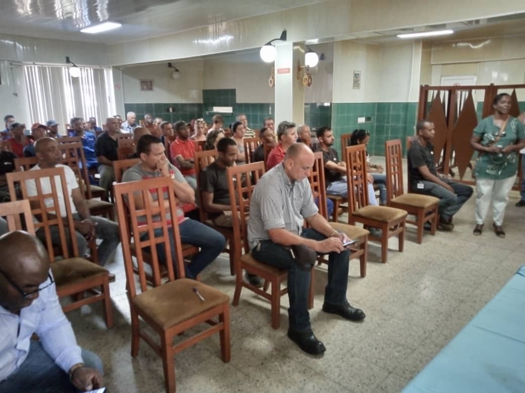 Temprano en la mañana comenzamos el intercambio de los candidatos a Diputados a la ANPP por el municipio de #Güines en #Mayabeque con los trabajadores de la Fábrica Refractarios Habana.
#MejorEsPosible 
#YoVotoXTodos