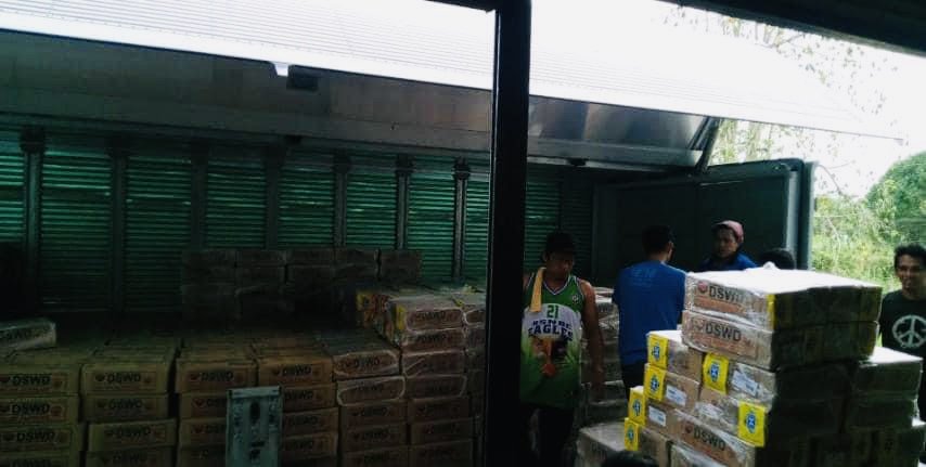 dswdserves's tweet photo. Agarang umaksyon ang DSWD XI at inihanda ang mga ipamamahaging family food packs (FFPs) at non-food items para sa mga residenteng naapektuhan ng Magnitude 5.9 na lindol sa rehiyon ngayong ika-7 ng Marso 2028.

#BawatBuhayMahalagaSaDSWD ❤️ https://t.co/eqTeNlhADi