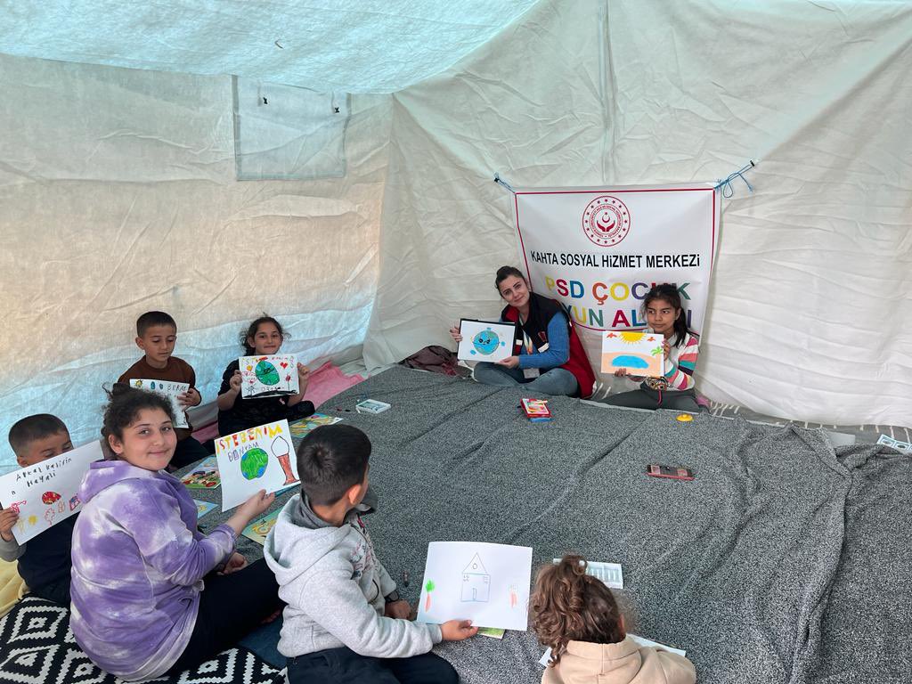 Kahtaasp's tweet photo. Depremden etkilenen çocuklarımızın psikososyal gelişimlerini desteklemek ve yüzlerini güldürmek için tüm enerjimizle çalışıyoruz. @FHMCELIK @selamikorkutat2 @sevketersahin https://t.co/GuyD13bb61