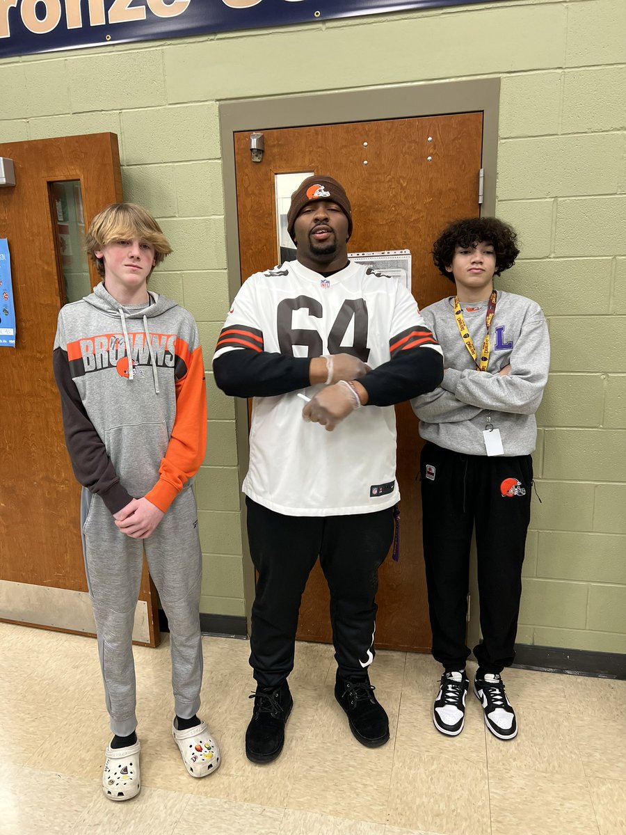 LkwdGarfield's tweet photo. We had a Great Morning at Garfield today! Browns Defensive Tackle Roderick Perry II and Chomps stopped by to promote our new breakfast smoothies! He and Chomps ate breakfast with students, signed autographs, and took pictures. We all pledged to eat breakfast every day! https://t.co/QjeLk1VwSX