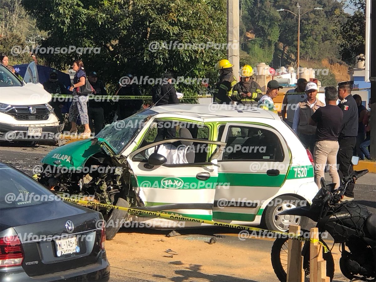 alfapc10's tweet photo. Muere taxista al chocar de frente contra un vehículo particular sobre la carretera #Xalapa-#Perote a la altura de El Gallito, dos menores que viajaban en el vehículo de alquiler resultaron lesionados y fueron llevados a un hospital. @VialidadXalapa https://t.co/kbK7fKewBg