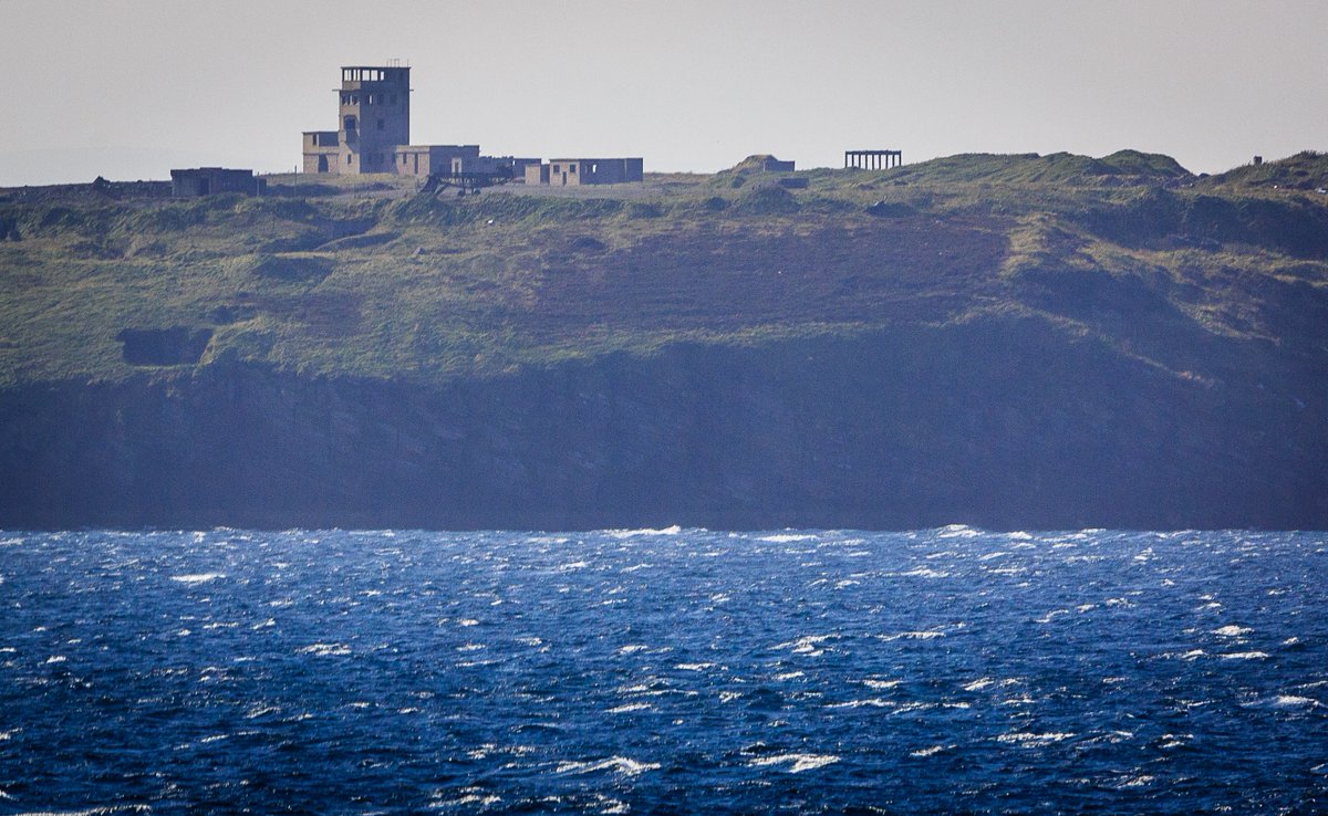IslandsPass's tweet image. Did you know that during #WWI #Flotta hosted a boxing match? An audience of around 10,000 troops watched and a photograph of the event can be found in the Imperial War Museum in London.

We love this shot from Colin Nutt of Stranger Head.
#IslandInspo #AskAnIslander