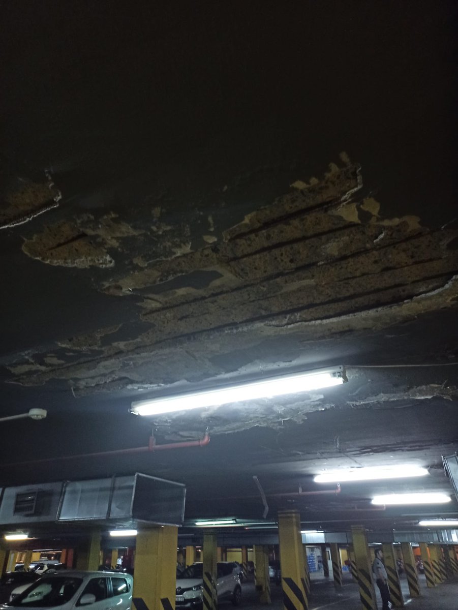 okaydin's tweet photo. calistigimiz Atrium avm deki otopark tavanlari fotoğraflardaki gibi son derece kötü durumda. Depremden dolayi korku icerisindeyiz. İnceleme yapılmasını talep ediyoruz.  @IBBcozummerkezi https://t.co/mfAY1TE3jE