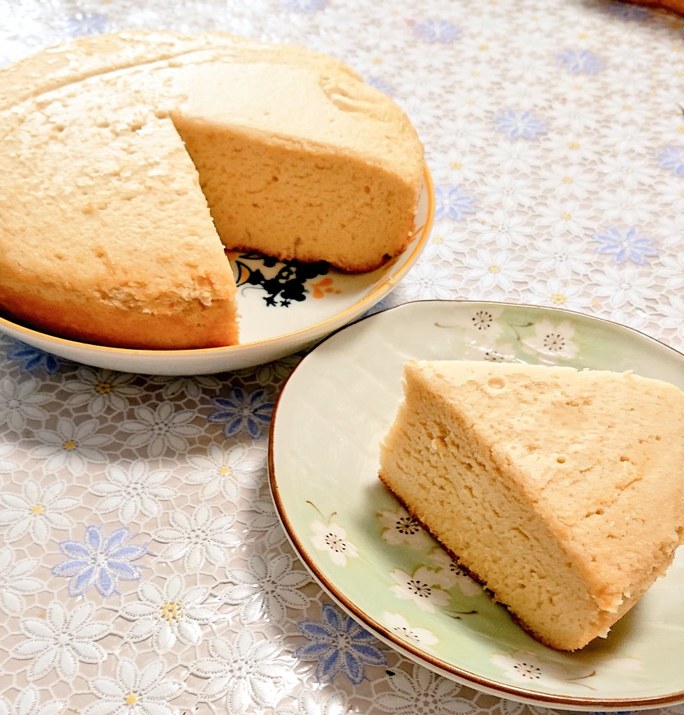 muchuri_p's tweet photo. 炊飯器で作る台湾カステラ
実家で妹と二歳娘が作ってた。
ふわふわで軽くておいしく大量に食べられちゃう。
これでも膨らみ不足らしい。まじかー。 https://t.co/hgheyWIzHB