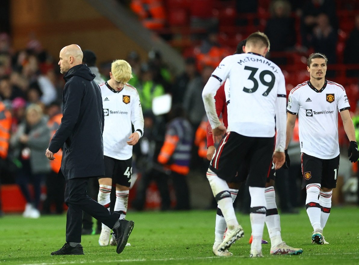 idextratime's tweet photo. Sehari setelah dipermalukan, Erik Ten Hag mengumpulkan semua para pemainnya lalu memaksa mereka menonton cuplikan selebrasi pemain dan suporter Liverpool di Anfield.

Pemain-pemain MU juga diminta lebih sering melakukan sesi bersama psikolog klub, Rainier Koers.

📝 @MirrorFootball