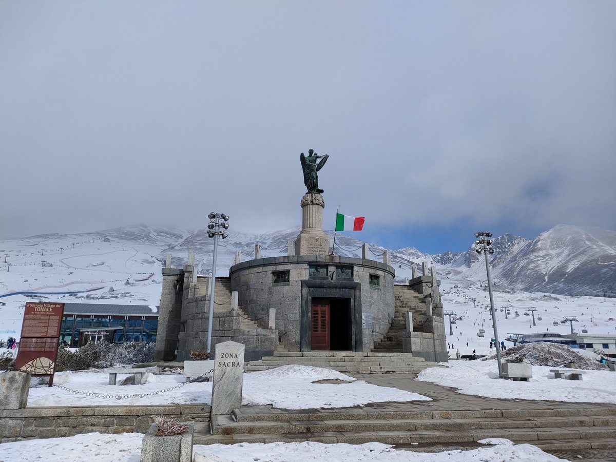 La neve ❄️ è un'artista... anche dei pochi fiocchi, con la loro tempera bianca, ricamano decori cristallini sui rami e sul terreno, trasformando e rendendo "bello" un paesaggio🥰 !!