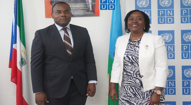 Mintcytic's tweet photo. Rentabilizar los Puertos públicos, cumplir las medidas de la OMI y el desarrollo de la Administración electrónica, destacan en la primera reunión entre el Excmo. Ministro EVITA OMA y la Residente de la PNUD en Guinea Ecuatorial. más información en https://t.co/nufuSbbTx0 https://t.co/NM9p9oyR08