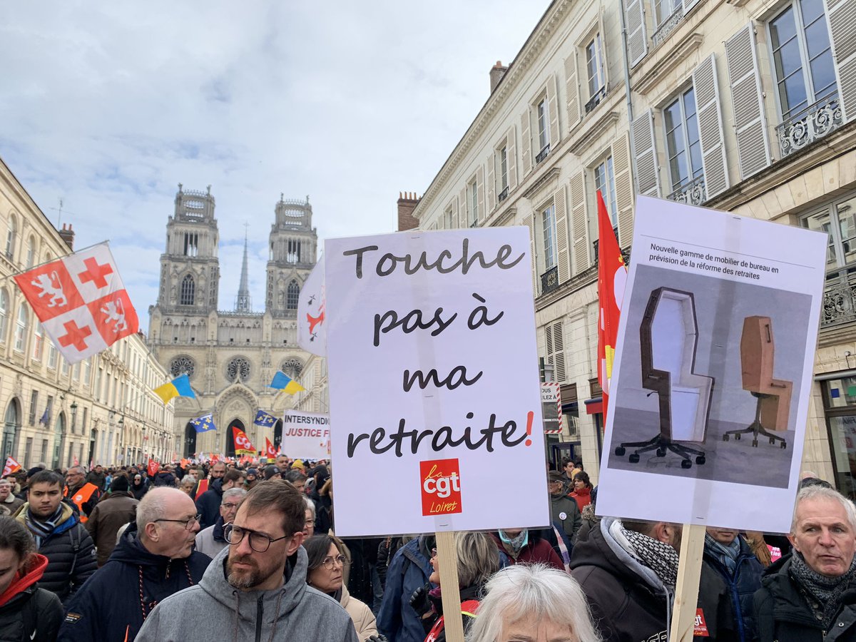 Certains manifestants brandissent des pancartes originales à #Orleans #manif7mars #Greve7mars