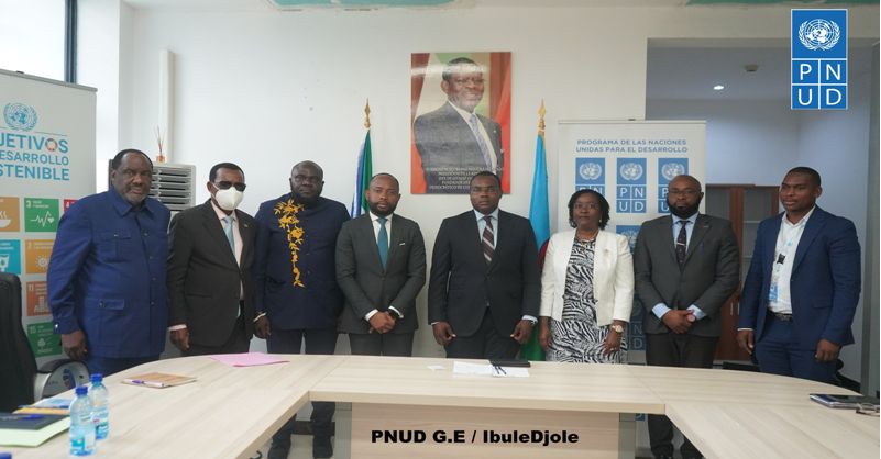 Mintcytic's tweet photo. Rentabilizar los Puertos públicos, cumplir las medidas de la OMI y el desarrollo de la Administración electrónica, destacan en la primera reunión entre el Excmo. Ministro EVITA OMA y la Residente de la PNUD en Guinea Ecuatorial. más información en https://t.co/nufuSbbTx0 https://t.co/NM9p9oyR08