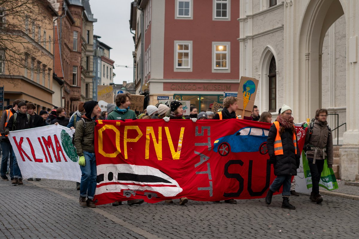 RabanEisler's tweet photo. Etwa 200 Teilnehmer*innen folgtem am Freitag, dem 03.03.2023, dem Aufruf von #FridaysForFuture zum globalen Klimastreik in #Weimar. Im Fokus der Demonstration lag die Forderung nach einer sozial- und klimagerechten Verkehrswende. 

Weitere Bilder: https://t.co/2SHmxk3t0Y

1/2 https://t.co/hCUtXvuDSa