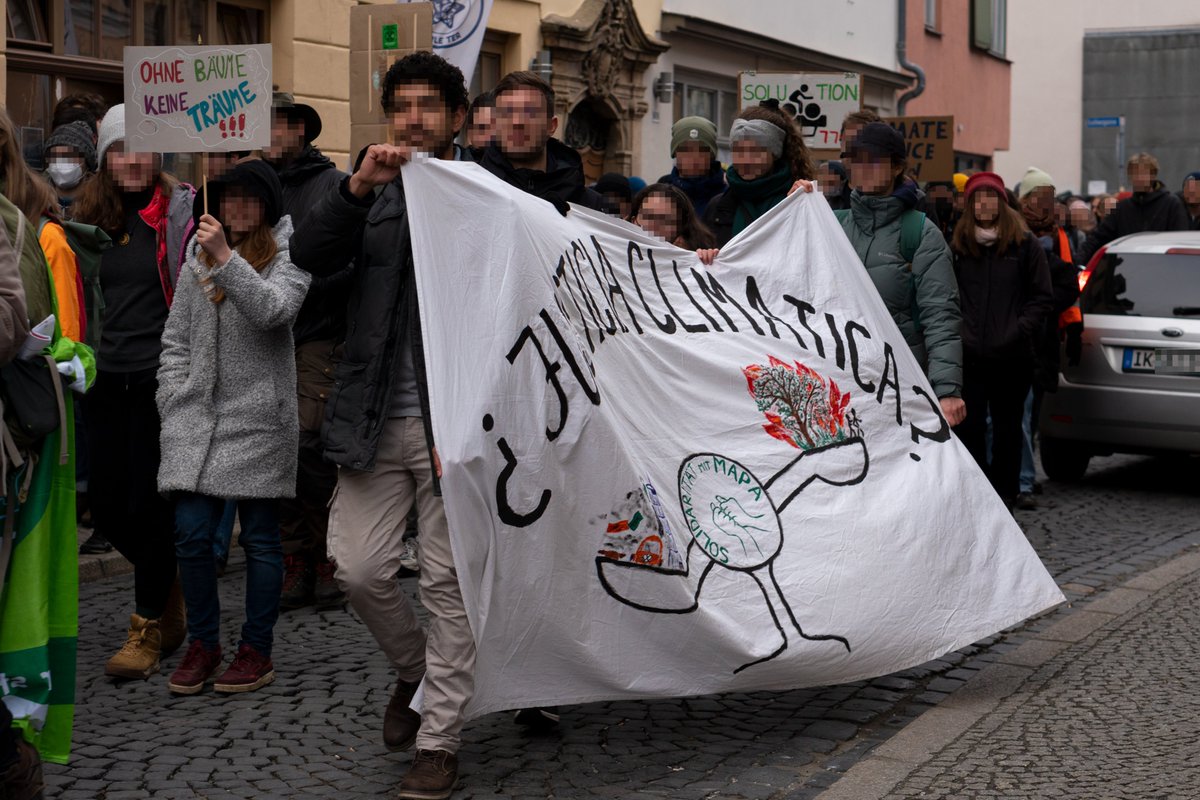 Etwa 200 Teilnehmer*innen folgtem am Freitag, dem 03.03.2023, dem Aufruf von #FridaysForFuture zum globalen Klimastreik in #Weimar. Im Fokus der Demonstration lag die Forderung nach einer sozial- und klimagerechten Verkehrswende. 

Weitere Bilder: flic.kr/s/aHBqjAuDpm

1/2