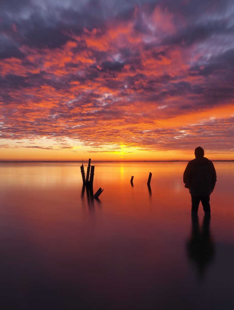 Albada d'avui al Delta de l'Ebre... amb pilar solar, una mica de vent, núvols i amb els nostres amics els flamencs.
<a href="/catexperience/">Catalunya Experience</a> <a href="/terresebretur/">Terres de l'Ebre</a> <a href="/TurismeLaRapita/">Turisme la Ràpita</a> <a href="/TurismeDeltebre/">Descobreix Deltebre</a> <a href="/lampollaturisme/">ampollaturisme</a> <a href="/SocEcoturista/">Ecoturisme Catalunya 💙</a> <a href="/PDE/">Defensa de l'Ebre</a> <a href="/visitcatalonia/">Visit Catalonia</a> <a href="/turismecat/">Turisme</a>