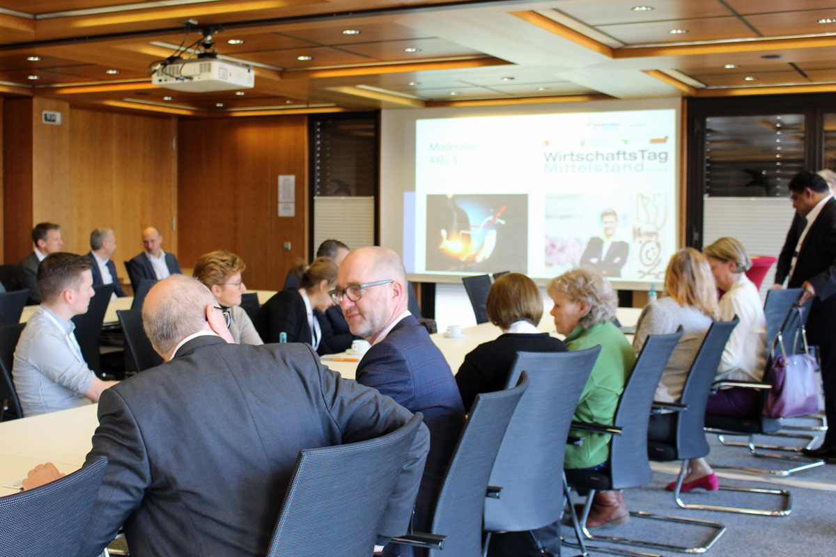 Ein erfolgreicher Tag für den Mittelstand

Teilnehmer von den qualitativ hohen Vorträgen begeistert beim WirtschaftsTag Mittelstand Main-Taunus-Kreis
2 Keynotes – 10 Vorträge – 3 Foren -Netzwerken
Veranstalter Joaquim da Silva von RheinEmotion

#marketing  #mittelstand #kmu