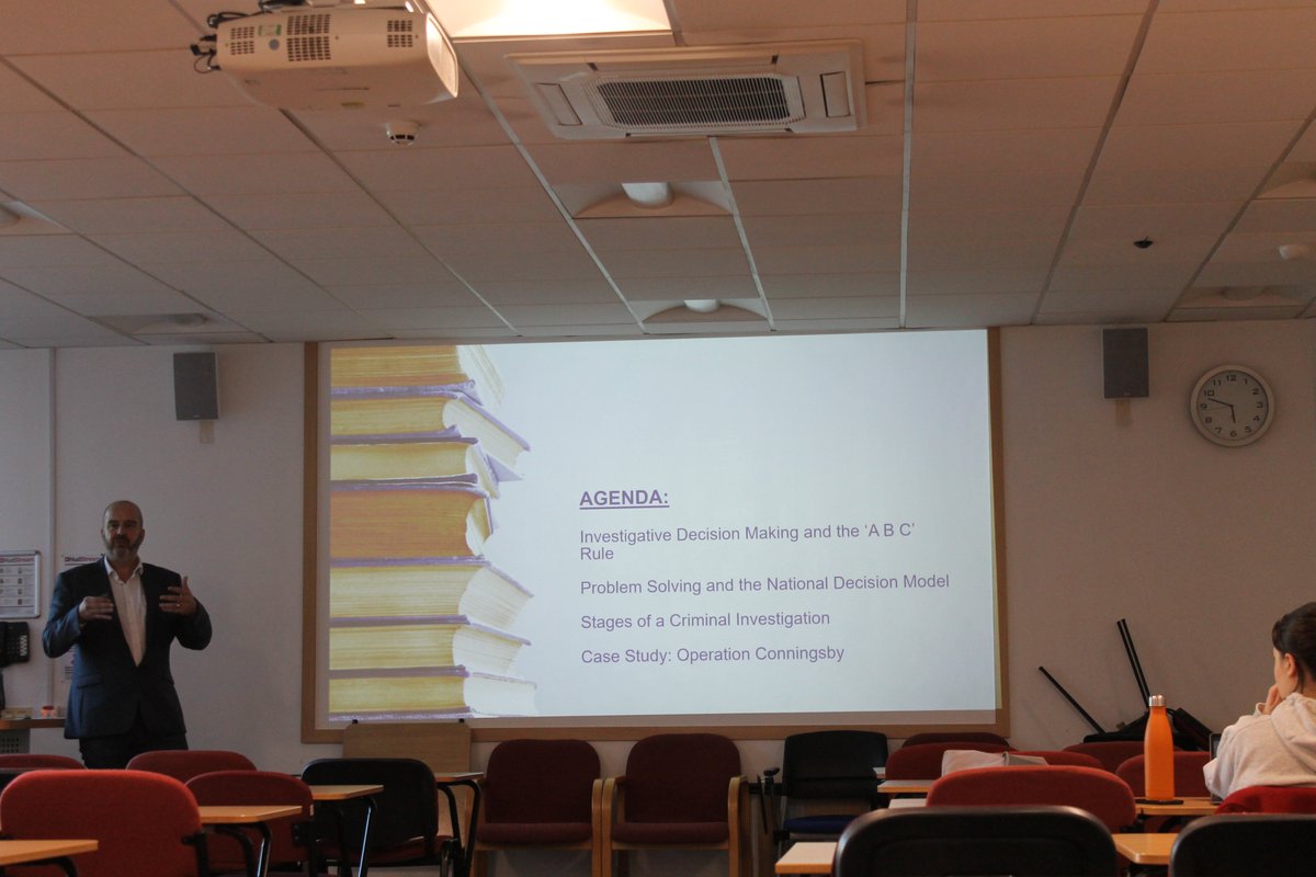 #Visit: We are pleased to welcome Lawrence Dixon, former <a href="/gmpolice/">Greater Manchester Police</a> Detective Sergeant onto campus today to speak to #Investigative #Psychology MSc students about real-life cases &amp; investigative mindset.

More about the course👉 hud.ac/oss