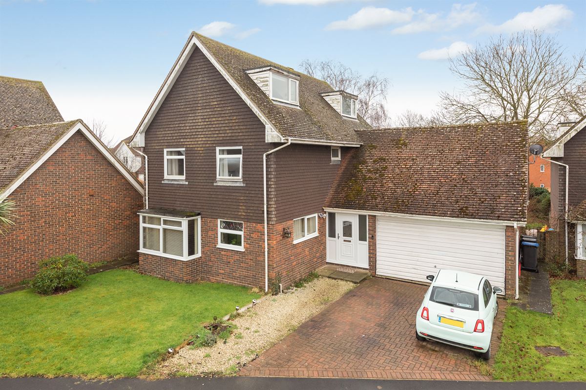 EstateAgentsKEA's tweet image. Stunning 5 bedroom spacious &amp;amp; modern detached house in #Cliffsend #Ramsgate just a short distance from new highspeed rail link to London Great size rear garden &amp;amp; double garage
Click or Call Kent Estate Agencies on 01843 830430
bit.ly/3Jgp8zs
#Estateagent #propertyforsale