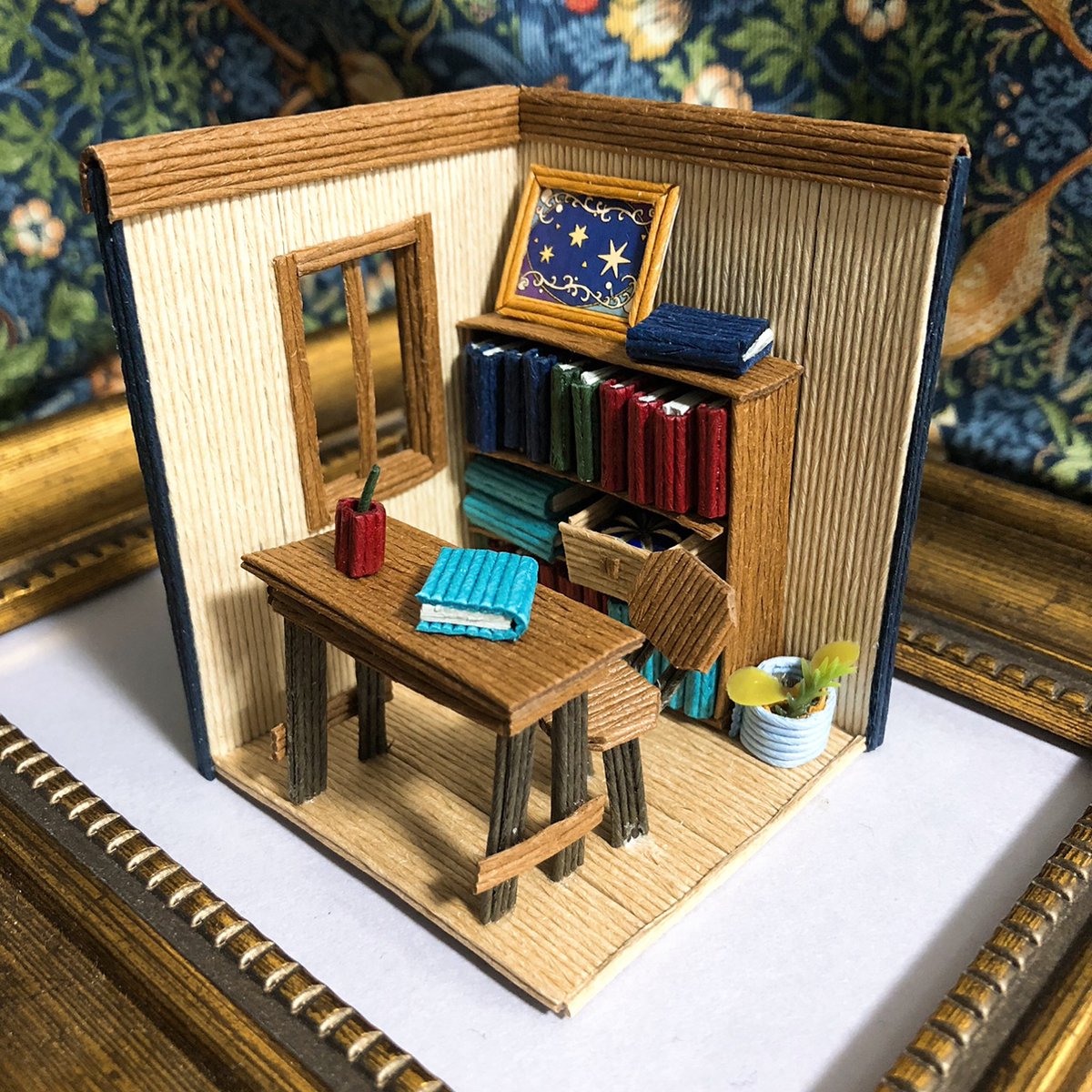 ミニチュア　ハンドメイド作品 クラフトバンド(紙バンド)で ミニチュア書斎作りました📚