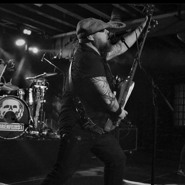 OHRENFEINDT_StP's tweet photo. Bei der Arbeit @LeerZollhaus. 
Danke für den lauten Abend! 

Nächster Halt: 10.03.2023 @ClubExil in #Göttingen! 

Fotos: Frank Ammermann - vielen Dank!

#OHRENFEINDT #Zollhaus #FrankAmmermann #Vollgasrock #Live #Deutschrock #Exil #Krawallgeigensymphonie https://t.co/O8Jn59hZtn
