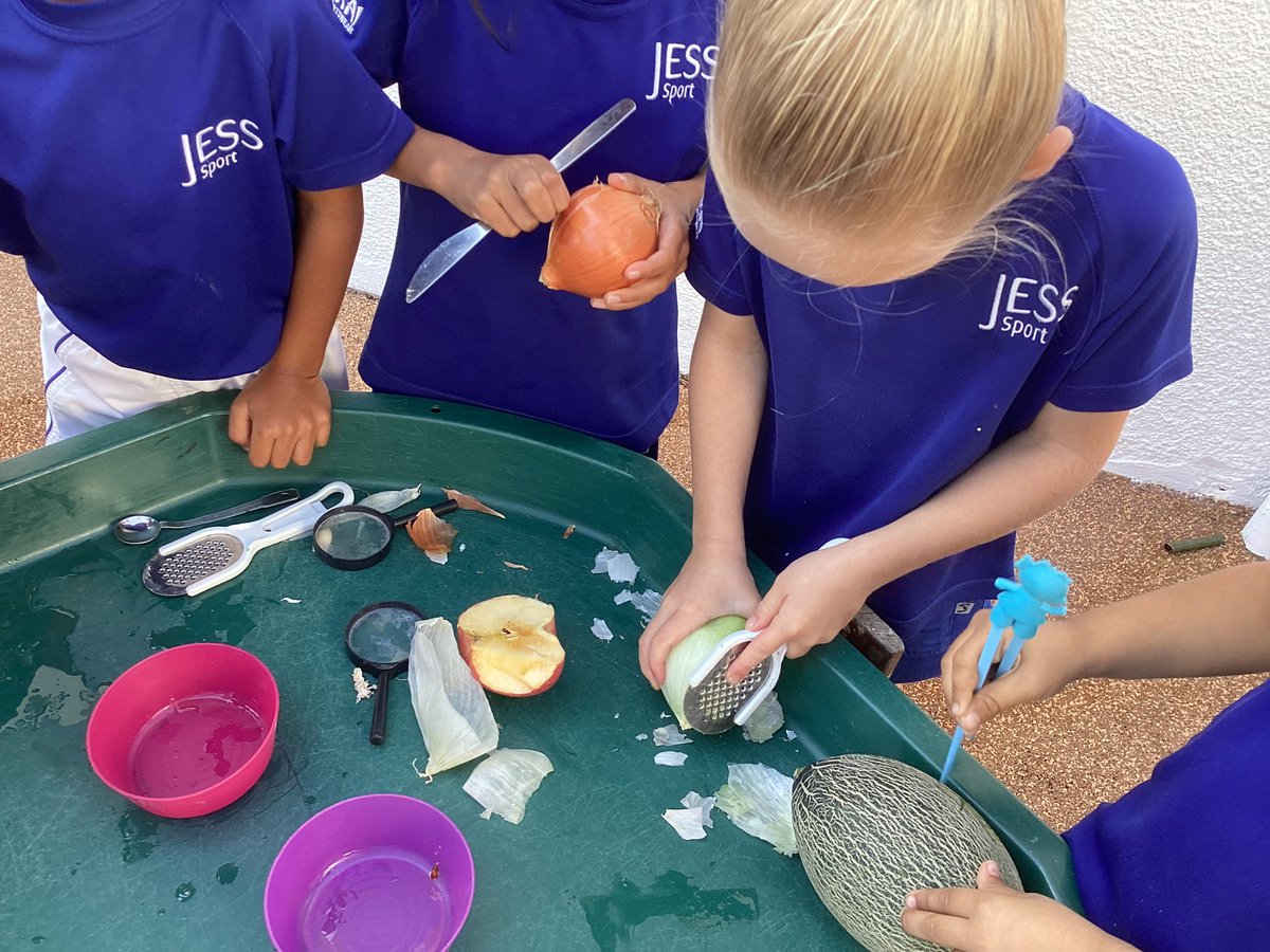 Today F2 investigated different fruits and vegetables…which ones had seeds? Which could you peel/squeeze/cut? How did they smell? #JESSJumUTW