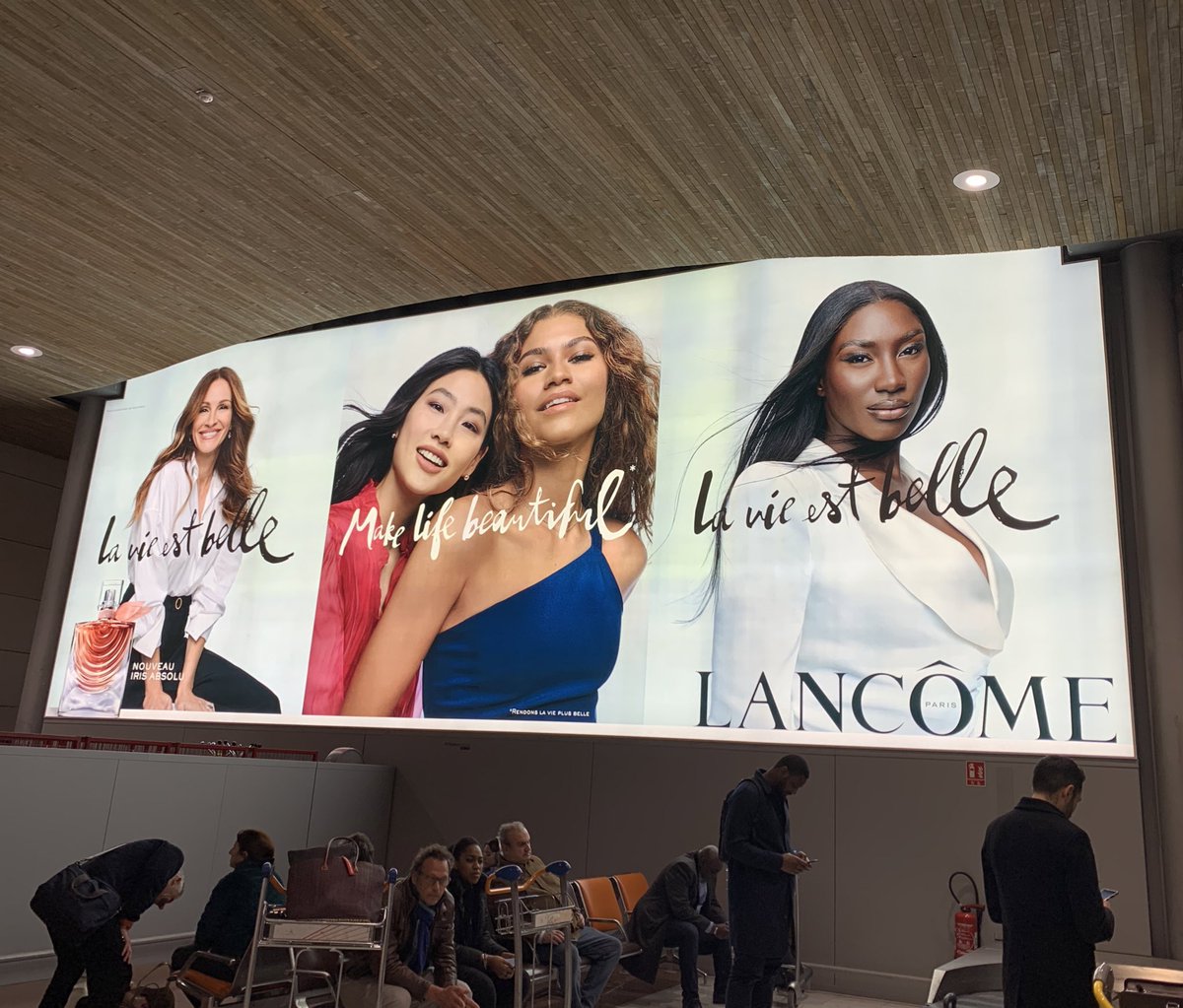 📍Aéroport Paris Charles De Gaule 

Franchement ça donnait un truc de fou de la voir comme ça sur support géant à l’aéroport aux côtés des autres égéries. 🥵