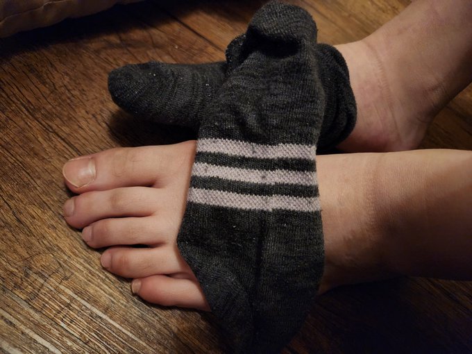 連續穿了好幾天的襪子 一回家脫下鞋子就被男友嫌太臭😂 有人會喜歡嗎 p.s. 愛迪達的襪子真的好臭... #戀足 #原味襪 https://t.co/HhpTBf1YLG<a href="/tag/%E6%88%80%E8%B6%B3"class="tags"><span>#戀足</span></a><a href="/tag/%E5%8E%9F%E5%91%B3%E8%A5%AA"class="tags"><span>#原味襪</span></a>