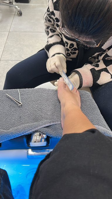 Mani Pedi Day 🦶🏼 Foot fans if you want some fresh feet pics &amp; videos later ..  Cashapp &pound;emilieraex &pound;35
