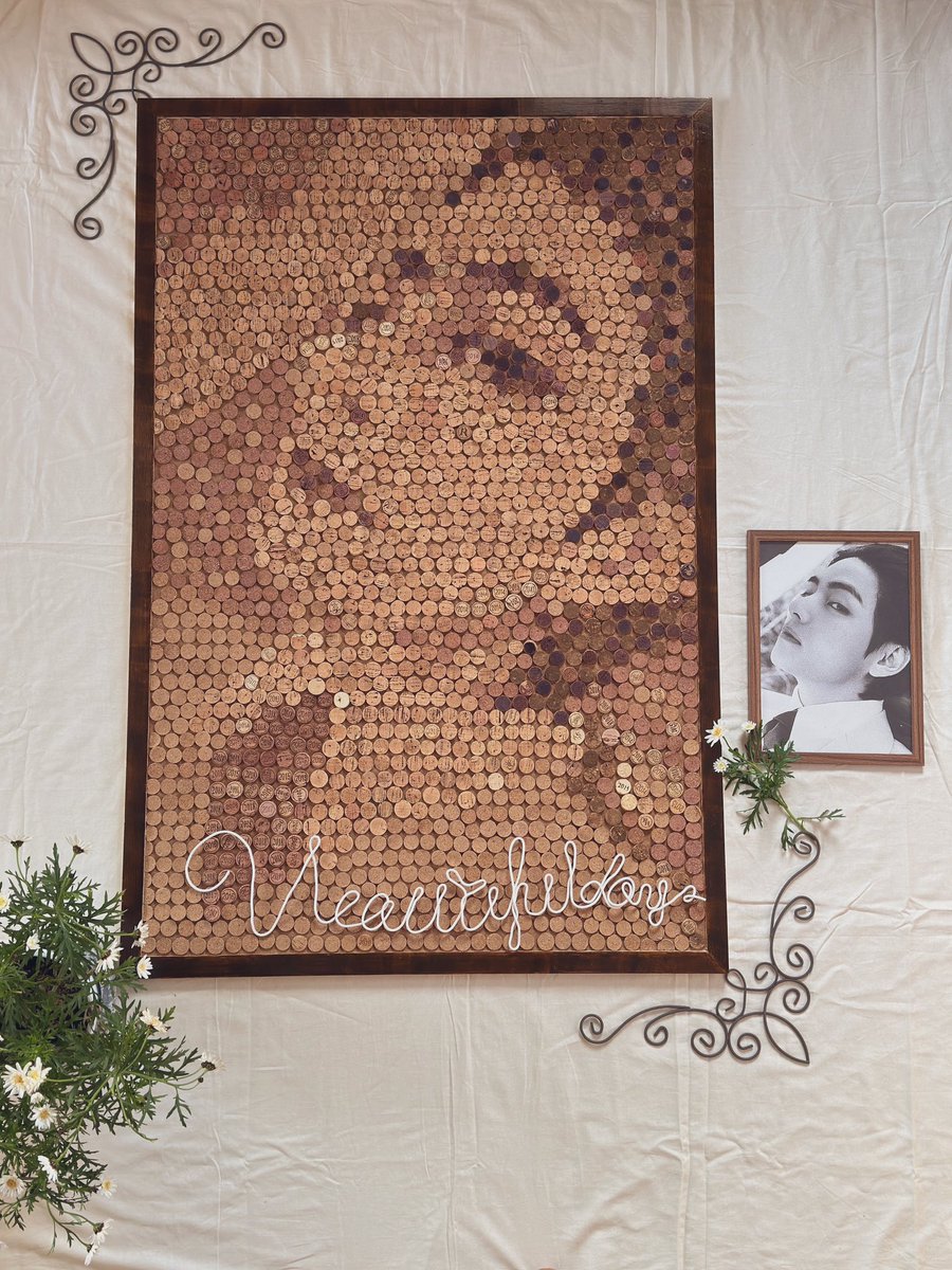 WancoraCo's tweet image. 飲みためたワインのコルク栓でVeautiful daysテテをモザイクアートみたいにしたくてチャレンジしたけど正解なのか不安 #btsfanart  #btsfa #v #뷔　#kimtaehyung #김태형