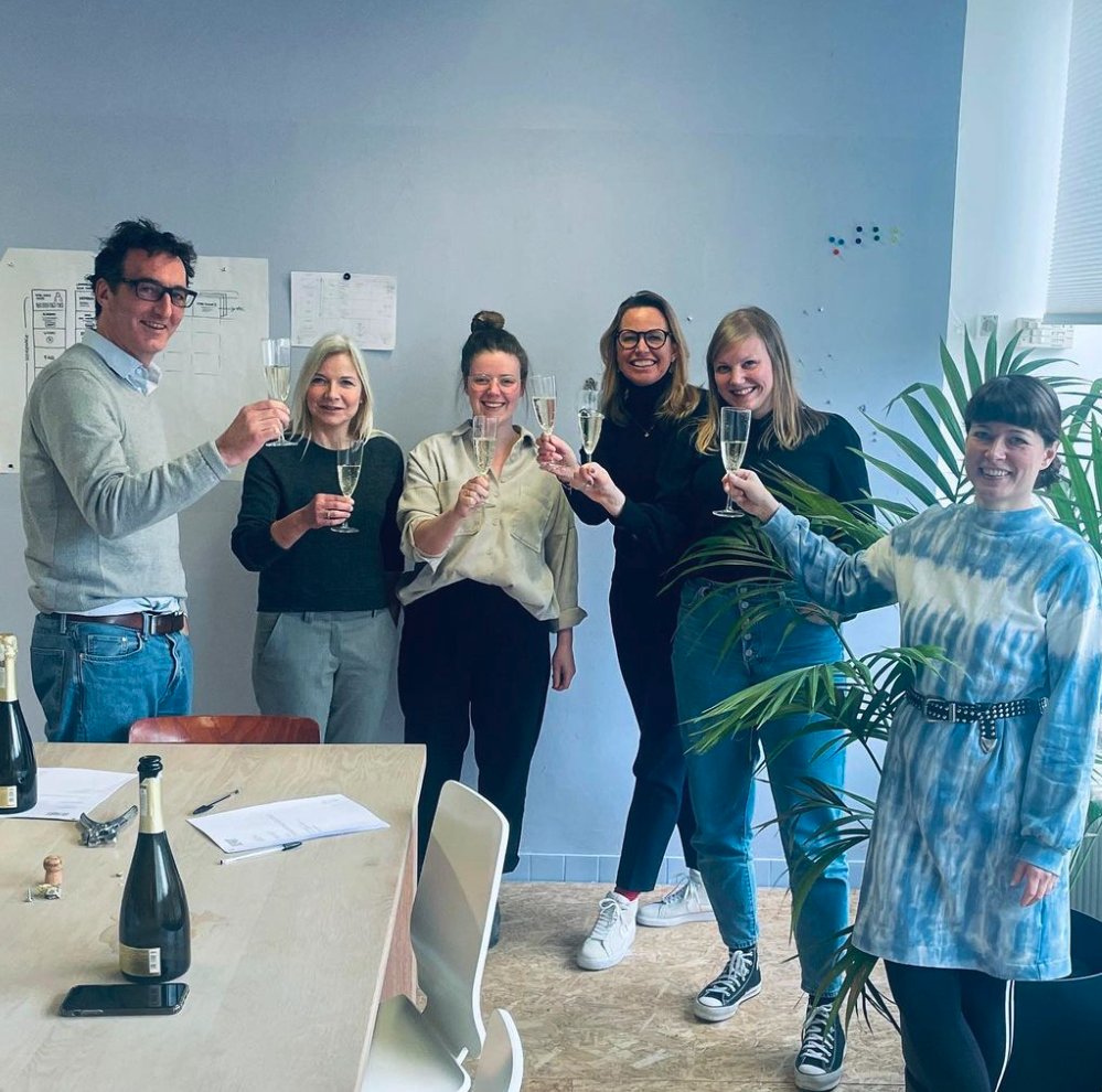 Depart_nl's tweet photo. Full speed ahead 🚀 met Carlijn onze nieuwe projectmanager. Jullie gaan nog van haar horen!
#rotterdamcity #designagency #brandingstrategy #nieuwecollega #communicationdesign #femaleownedbusiness #graphicdesigndaily #dutchdesign #departnl #vertrekpuntvoorvernieuwing https://t.co/E4sPVvlA0O