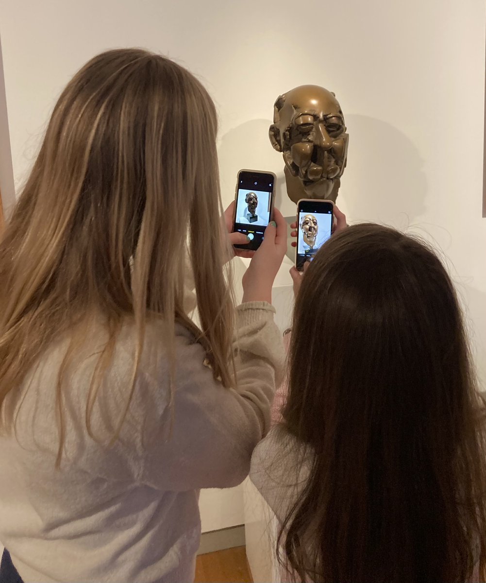 "Door de camera leer je anders kijken naar kunst!". De deelnemers hadden het naar hun zin bij de workshop smartphone fotografie afgelopen zaterdag! Kinderen leerden verschillende manieren om met een telefoon foto’s te maken