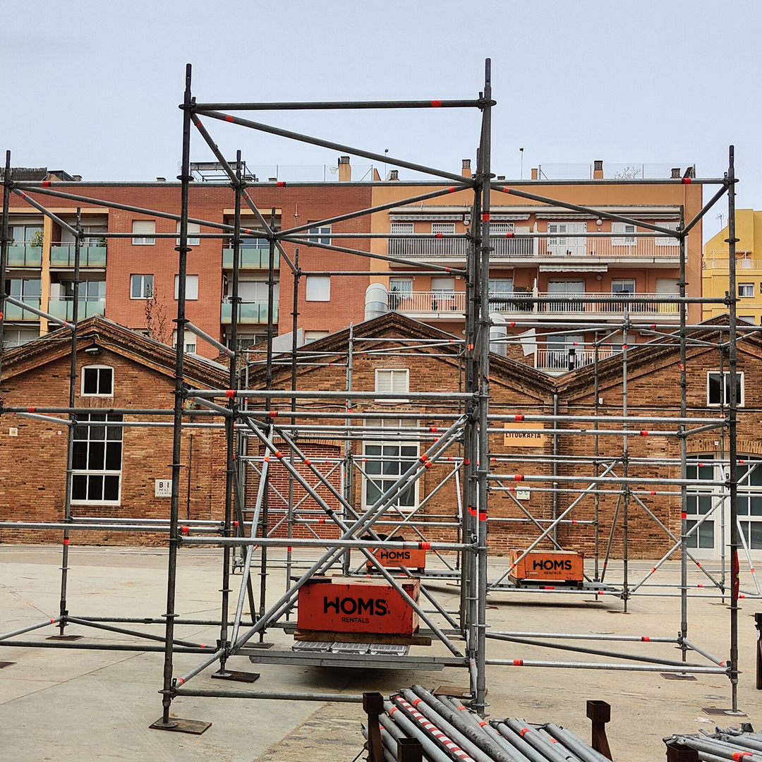 HomsRentals's tweet image. Muntem🔧 13 #estructures de 
@andamioslayher
 a mida per a l’exposició #Barcelonafotògrafes📸

Del 8 de març al 30 d’abril, al #RecinteFabraiCoats, els assistents gaudiran d’una mostra de 70 imatges que recullen el paper de la dona en la història de la fotografia a Barcelona