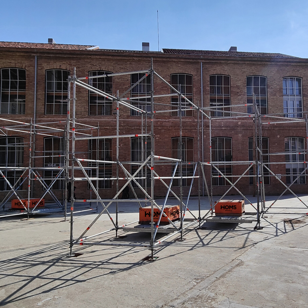 HomsRentals's tweet image. Muntem🔧 13 #estructures de 
@andamioslayher
 a mida per a l’exposició #Barcelonafotògrafes📸

Del 8 de març al 30 d’abril, al #RecinteFabraiCoats, els assistents gaudiran d’una mostra de 70 imatges que recullen el paper de la dona en la història de la fotografia a Barcelona