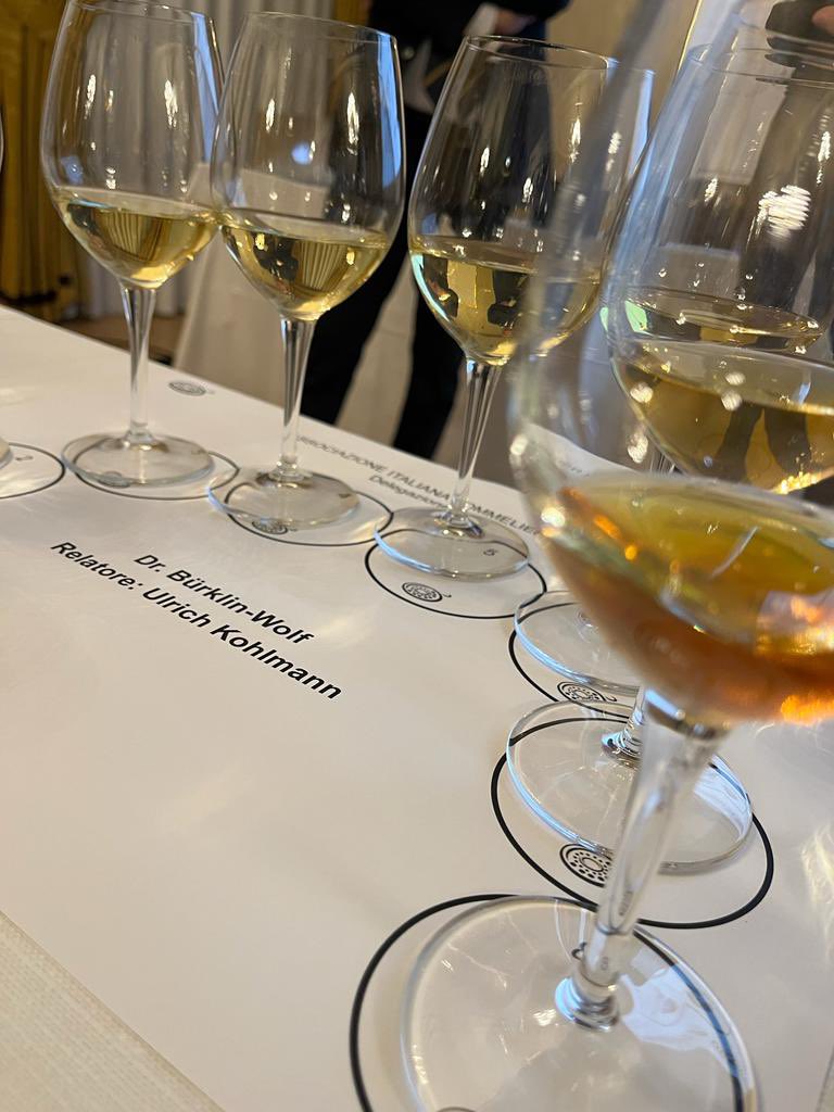 missaglia_sara's tweet photo. 🥂Riesling, invecchiare è permesso (e consigliato): questo il messaggio della verticale di Weingut Dr. Bürklin-Wolf, magistralmente condotta da Dr. Ulrich Kohlmann al The Westin Palace per @AISMilano.
.
#BürklinWolf #riesling #palatinato #gaisböhl #vdp #grosselage
.
@AisLombardia https://t.co/Y0o09db43Q